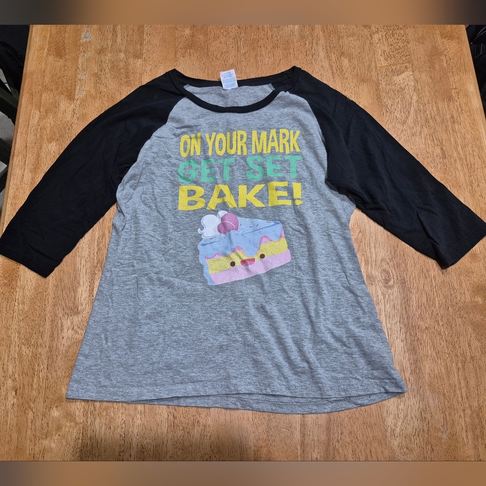 🔥EUC Great British Baking Show Raglan Gray And Black Graphic T Shirt Top